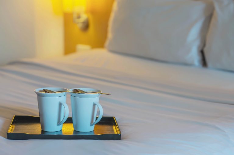 קפה פינוק על מיטה בבית מלון
