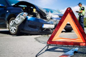 תאונת דרכים, משולש אזהרה ושוטר באירוע