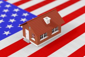 בית למכירה ודגל ארה"ב