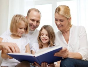 משפחה קוראת ספר