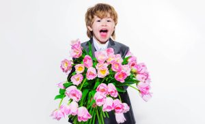 ילד מחזיק זר פרחים