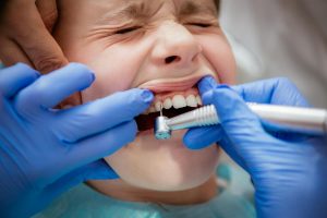 ילד מפוחד בטיפול שיניים